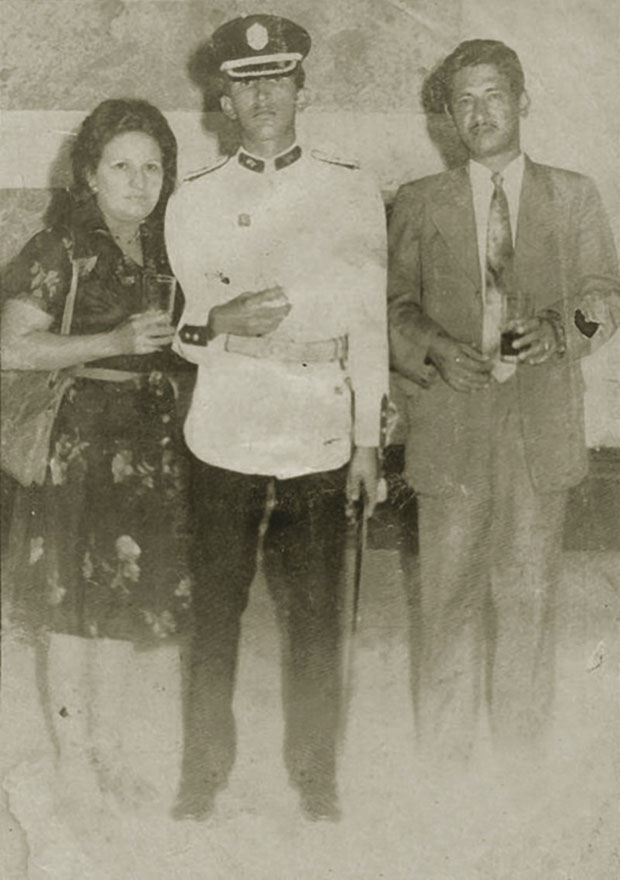 در یونیفورم ارتش در کنار مادرش النا و پدرش هوگو